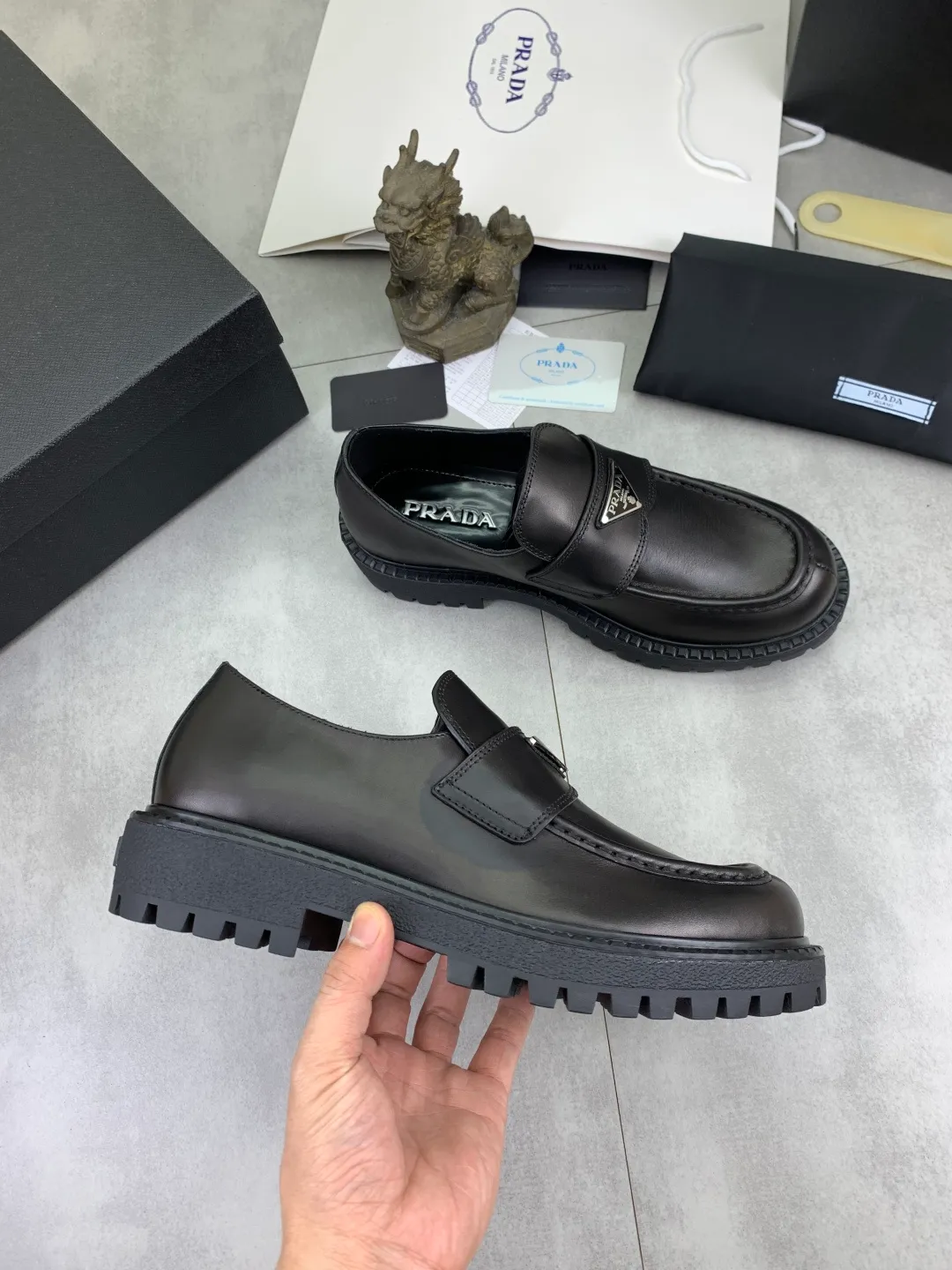 Men's men's shoes 💰P680 new style 💰 💎💎💎 water-dyed cow lining original order quality PRADA —🆘. Prada original order purchasing agent, high-end business leather shoes, fabric: imported from Italy calfskin ➕ water-dyed cow lining / cowhide lining ➕ special original foam outsole, fine workmanship, real thing ^_^ Photographed 🎬size: 39-45